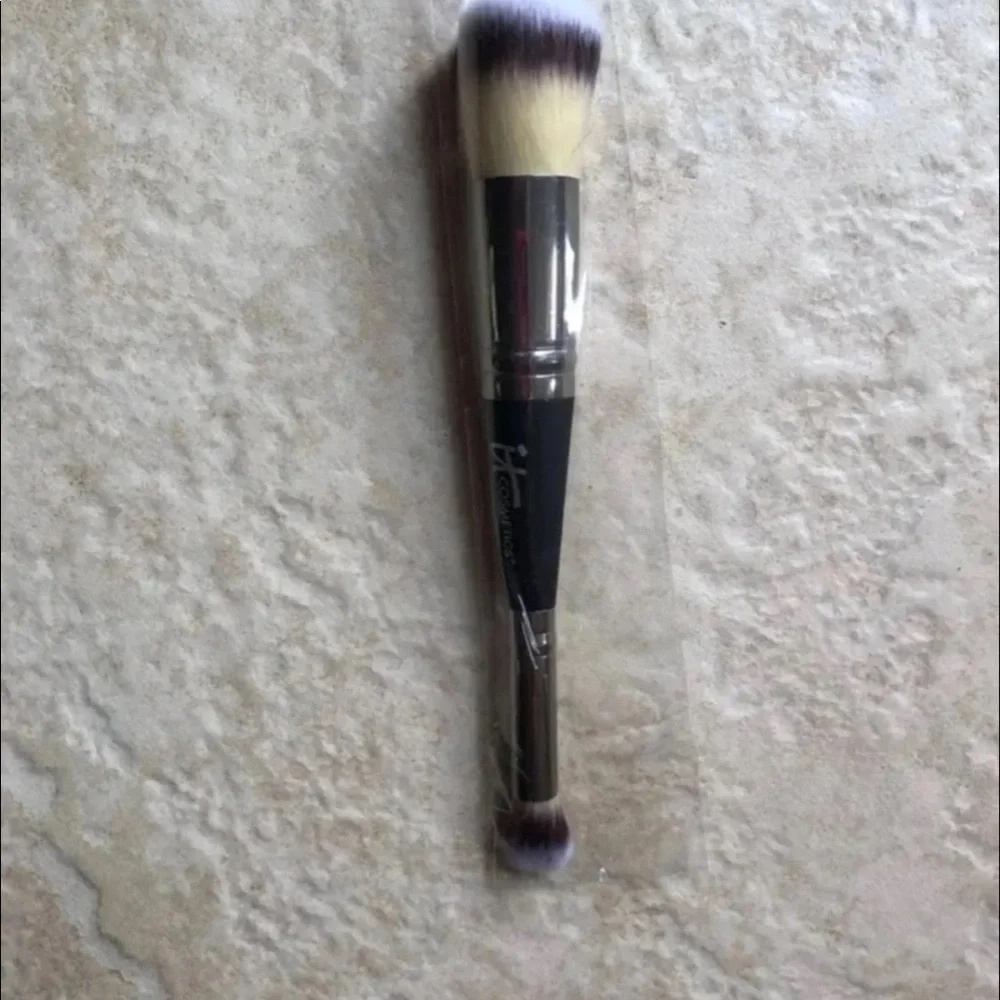IT #7 Heavenly Luxe Complexion Perfection Brush